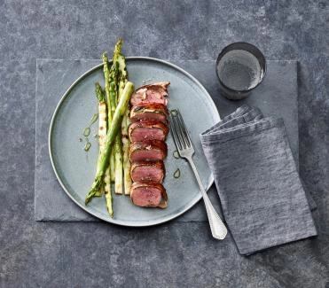 Lammrückenfilets im Salbei-Speck-Mantel
